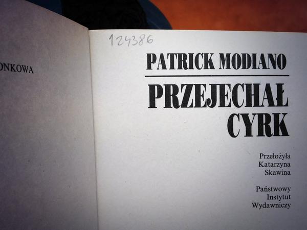 Strona tytułowa książki „Przejechał cyrk” Modiano
